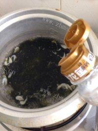 美味的虾皮紫菜蛋花汤做法图解7)