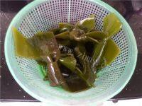 红萝卜海带排骨汤做法图解1)