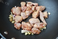 美味辣椒炒鸡翅做法图解4)