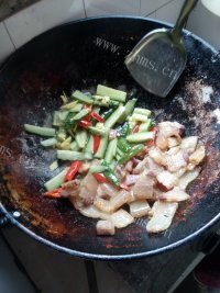 清爽的黄瓜炒风吹肉做法图解8)