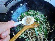韭菜炒豆腐丝做法图解8)
