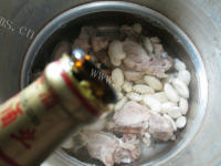 美味的白芸豆青菜龙骨汤做法图解3)