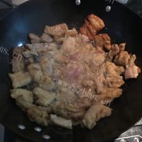 诱人的小酥肉蒸碗做法图解5)