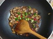 美味的紫苏炒粉肠