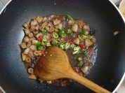 美味的紫苏炒粉肠