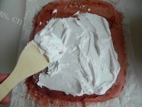 特色美食红丝绒蛋糕卷做法图解18)