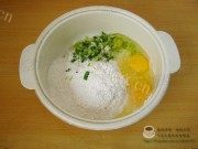 自制葱花鸡蛋薄饼做法图解1)