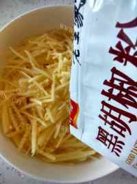 自制土豆丝鸡蛋饼做法图解5)