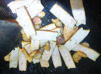 家常香芹木耳炒肉糕做法图解4)