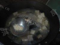 美味的三文鱼头豆腐汤做法图解13)