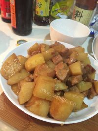 诱人的土豆烧肉做法图解11)