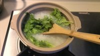 家常生菜窝蛋砂锅粥做法图解7)