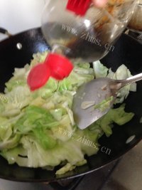 色香味浓的手撕包菜做法图解7)
