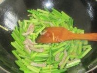 家常菜肉丝蒜薹做法图解5)
