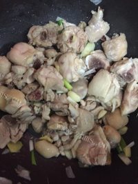 诱人的板栗鸡做法图解4)