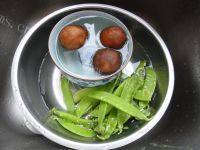 香菇炒荷兰豆自制做法图解1)
