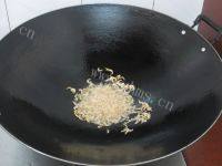 美味的虾皮紫菜蛋花汤做法图解6)