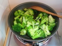 美味的蒜蓉西兰花做法图解3)