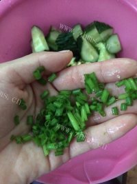 简单的凉拌黄瓜做法图解10)