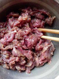家常菜牛肉炒萝卜做法图解1)