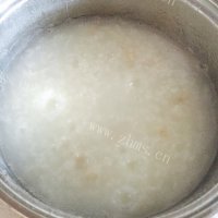特色美食皮蛋瘦肉粥做法图解3)