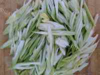 家常菜芹菜炒肉做法图解1)