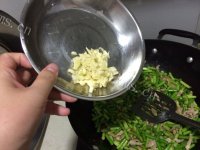 家常菜蒜薹炒肉做法图解8)