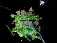 酥脆芹菜炒肉片做法图解5)