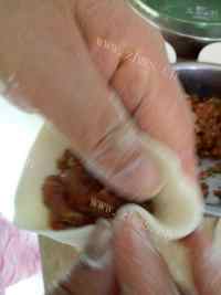 自制牛肉馅饼做法图解2)