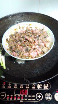 家常菜梅菜蒸肉饼做法图解5)