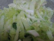 诱人的酸辣白菜做法图解2)