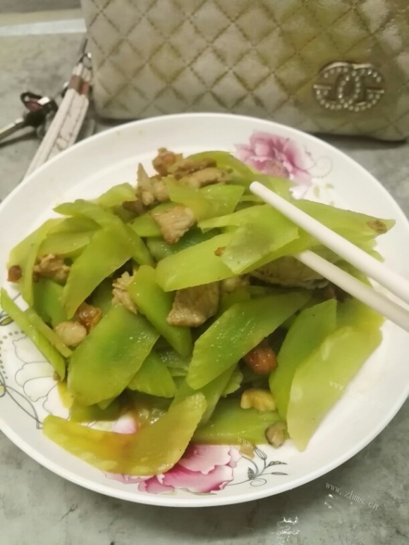 质嫩爽口的莴笋炒肉片