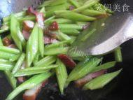家常菜腊肉炒芹菜做法图解6)
