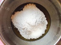 团圆中秋蛋黄月饼做法图解2)