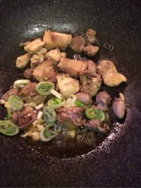 垂涎欲滴的鸡肉炖土豆做法图解4)