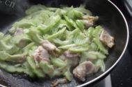 家常菜苦瓜炒肉片做法图解5)