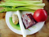 家常菜芹菜番茄炒肉丝做法图解1)