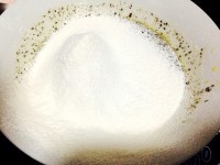 自制黑芝麻戚风蛋糕做法图解7)