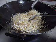 简易版素炒黄豆芽做法图解2)