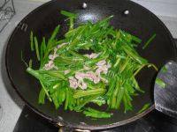 家常菜大蒜炒肉丝做法图解6)