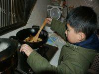 家常菜腊肉炒土豆做法图解6)