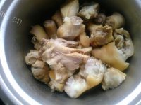 爱吃黄豆烧猪脚猪尾做法图解4)