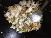 美味的洋白菜鸡蛋炒饭做法图解4)
