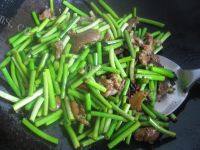「DIY美食」蒜苔炒肉做法图解9)