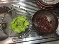 美味的豆豉苦瓜炒牛肉做法图解1)