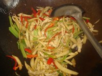 美味的杏鲍菇炒肉做法图解5)
