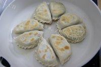回味无穷的虾皮韭菜盒子做法图解19)