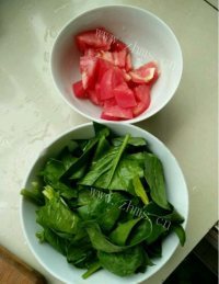 西红柿菠菜面做法图解1)