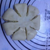 自制椰蓉花朵面包做法图解14)