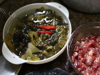 家常菜酸菜炒牛肉做法图解2)